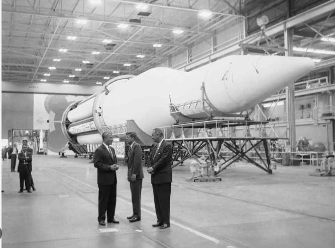Putting a Man on the Moon: What NASA’s Cleaner Can Teach Us About Motivation (and the Practice of Laddering) 1 JFK